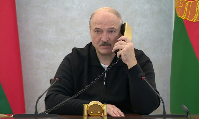 Олександр Лукашенко з телефоном, фото з вільних джерел