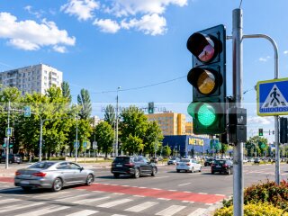 Светофор на перекрестке бульвара Вацлава Гавела и улицы Метробудовской в Киеве
