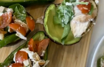 Авокадо, фаршированный куриным салатом, кадр из видео