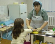 Реформы в действии: украинок с детьми гонят из больниц