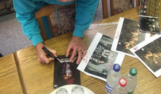 Музиканти RHCP підписали білоруським митникам фотографії гурту Metallica