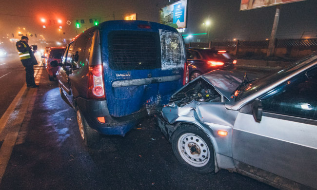 Четыре авто и двое пострадавших: пьяный неадекват устроил месиво на киевской дороге