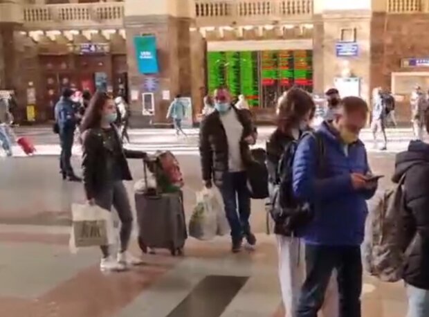 Очереди на железнодорожном вокзале, кадр из видео