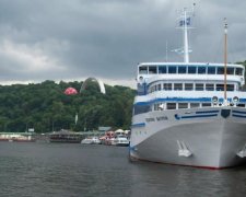 Український лайнер замість Одеси поплив додому до Януковича
