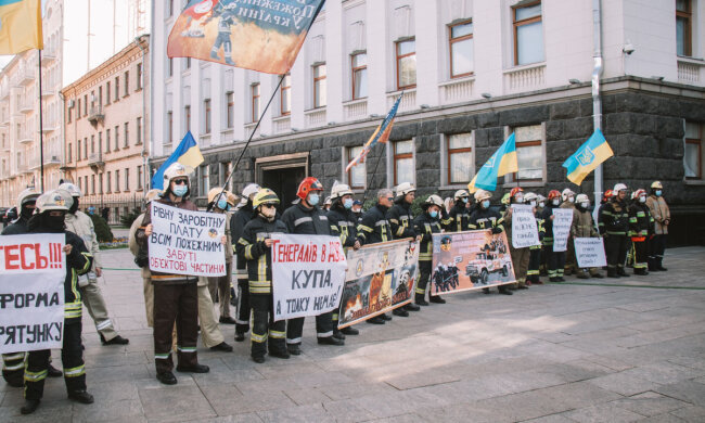 Обіцяли розправу та звільнення: пожежники збунтували проти головних корупціонерів України