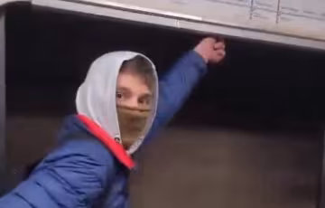 В Киеве парень открыл двери метро на полном ходу: пассажиры в ужасе, а он доволен
