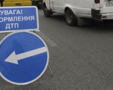 На Сумщині автівка врізалась в дерево, є жертви