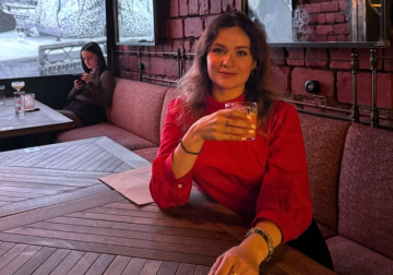 Красивая девушка, красный цвет, фото: Знай.ua