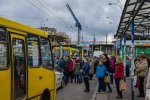 Серед білого дня: киянина викрали прямо на зупинці