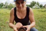 Під Дніпром сім'я рибалок виловила річкову ледарку замість щуки - заснула на долоньці