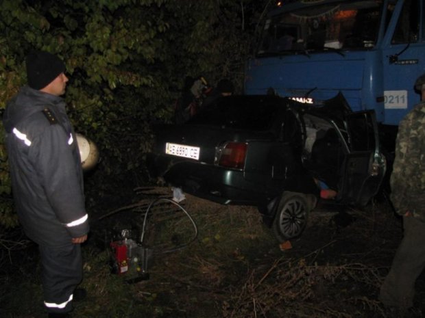 В Черкасской области легковушка влетела в «КамАЗ» (фото, видео)