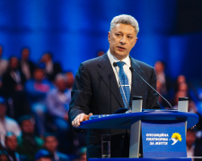Політолог: Бойко літав до Москви випрошувати знижку для своїх облгазів