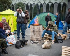 Столицу второй волной охватили массовые протесты: митингующие устроили кемпинг под окнами парламента