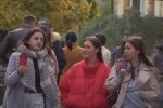 Люди на вулиці, скріншот: Youtube