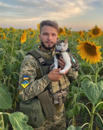 Бойовий кіт Шайба з господарем. Фото Twitter