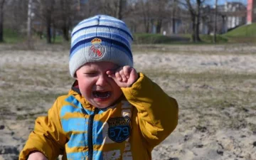 Поки мати спала, 2-річна дитина напівголою бродила по місту: відео