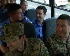 Киевский военкомат эпично наплевал на карантин - призывников согнали в одну кучу, без масок и совести