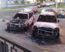 Вночі в Києві спалили 2 дорогих позашляховики