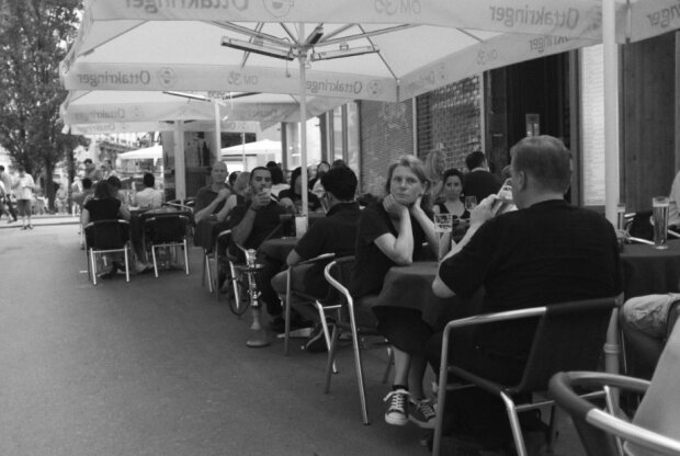 Люди в кафе, фото: Pxhere