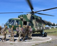 Украинские курсанты попрыгали с вертолета: впечатляющие кадры