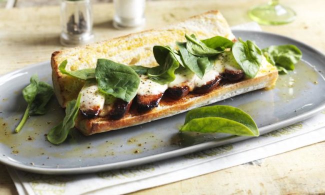 Гарячий сендвіч з чорізо та моцарелою