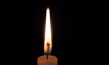 Палаюча свічка, кадр з відео: YouTube