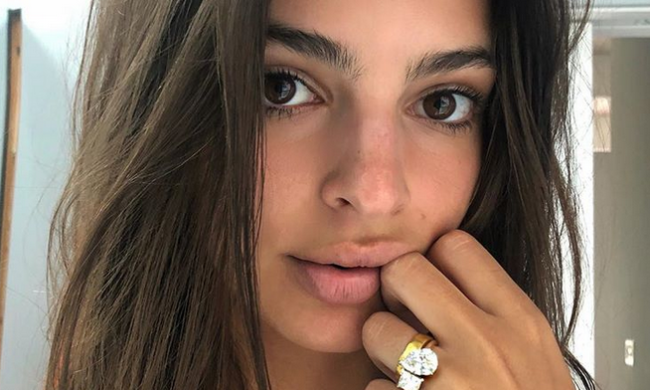 Прикрилася тільки накидкою: Ратаковскі прогулялася по Парижу голяка