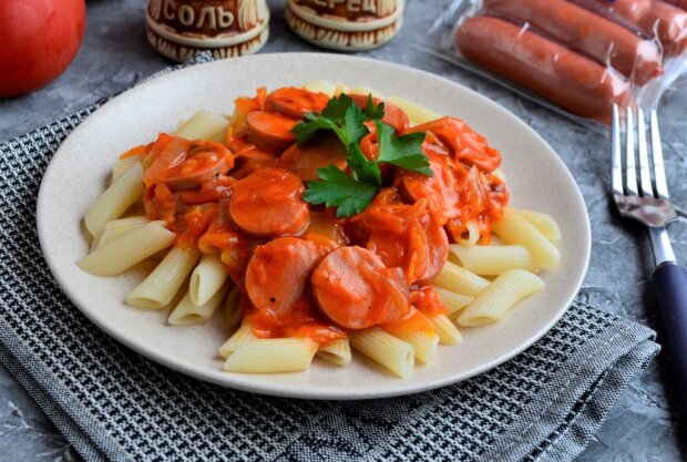 Приготовьте простое блюдо не по-простому: рецепт сарделек в томатно-луковом соусе оживит ваши макарошки