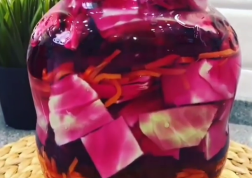 Маринованная капуста со свеклой, кадр из видео