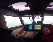 Російський корабель спробував захопити український катер: відео