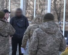 Вручення повісток. Фото: Youtube