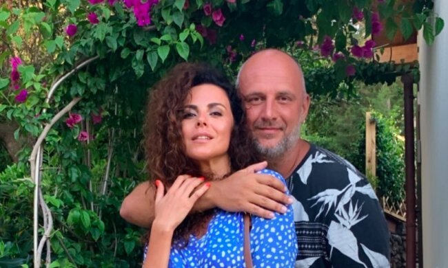 Потап и Настя Каменских поздравили украинцев с Днем влюбленных смелым кадром, сонные и счастливые