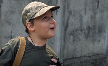 7-летний школьник из Сум охраняет военкомат. Фото скриншот из Youtube