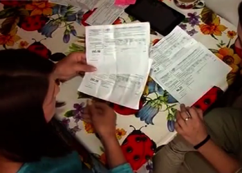 Платежки за коммуналку. Фото: скрин youtube