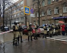 Рюкзаки Авакова: Ківа із озброєними тітушками увірвався до суду