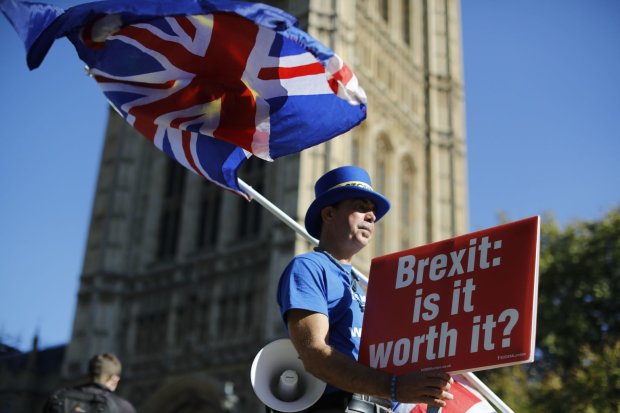 Британія різко передумала поспішати з Brexit: трохи перенесемо