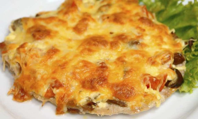 Украинская кухня: рецепт сочной свинины по-полтавски с грибами и сыром