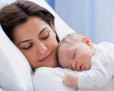 Стало відомо, на скільки років старять жінку пологи