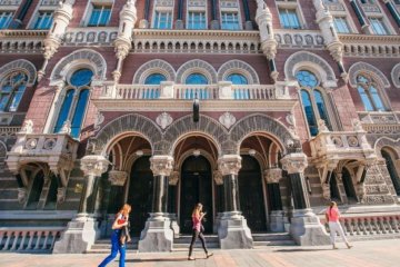 Валютний шок: гривні на Банковій влаштували тест-драйв