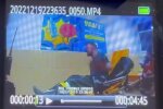 Кадр с нагрудной камеры полицейского, скриншот: YouTube