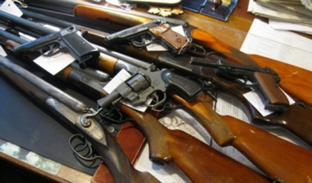 Харьковчане сдают в милицию ружья и спецсредства