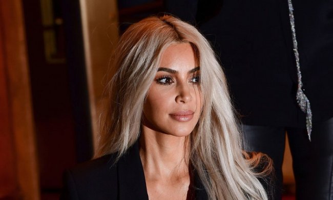 Шикарна сукня на босу ногу: безглуздий вигляд Кардашьян залишив багато питань