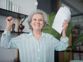 Пенсіонер отримує виплату через ПФУ