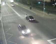 У Києві Mercedes посадив на капот екстремалку, яка вирішила "прогулятися" дорогою на червоне світло