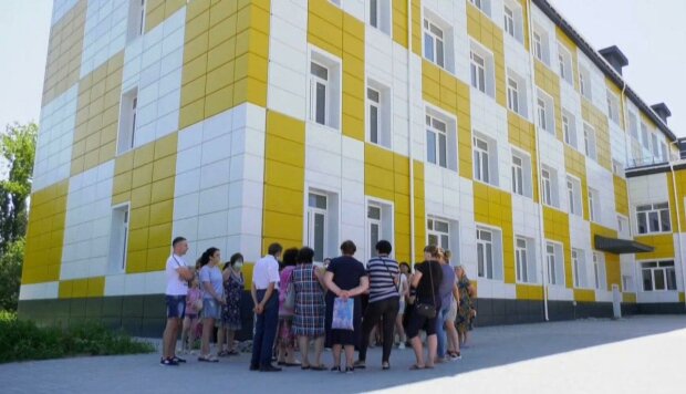 Тысячи школьников из Днепра остались без парт и досок