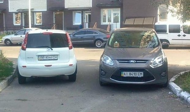 Очередные "герои парковки" заблокировали двор (ФОТО)