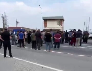 У Дагестані мітингувальники перекрили трасу. Фото: скриншот з відео