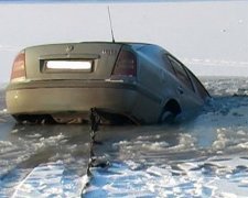 У Полтаві під лід провалився автомобіль (фото, відео)