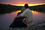 Пара зустрічає захід сонця, фото з відкритих джерел