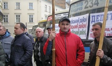 Львівські перевізники бастують з трембітами (фото,відео)